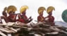 Mönche des Gelbmützenordens in Stok, Ankunft des Rinpoche erwartend